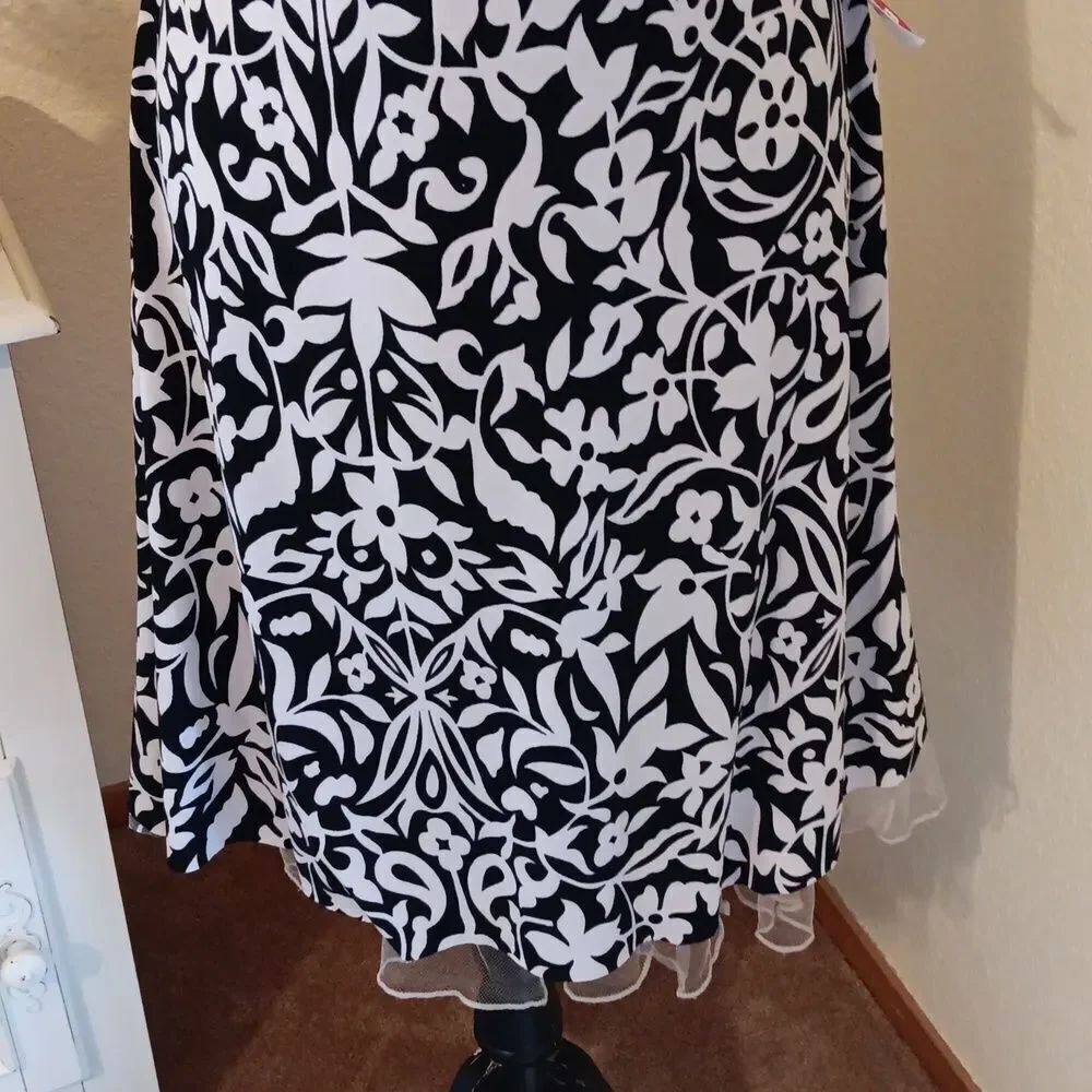 NWT Ruby Rox Monochrome Floral Pattern Dress - Picture 3 of 12